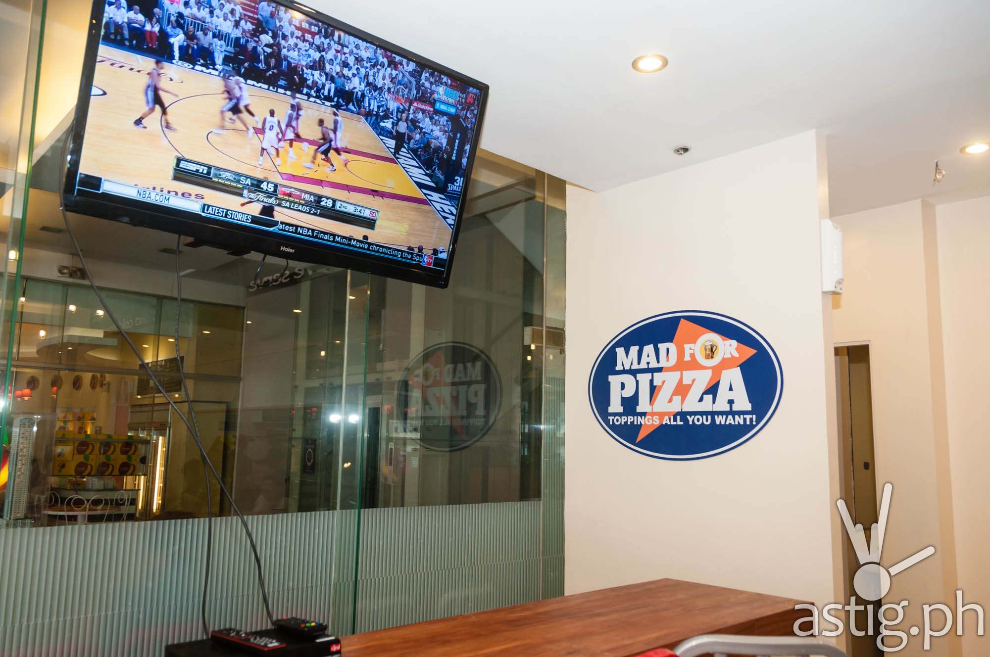 Mad for Pizza interior