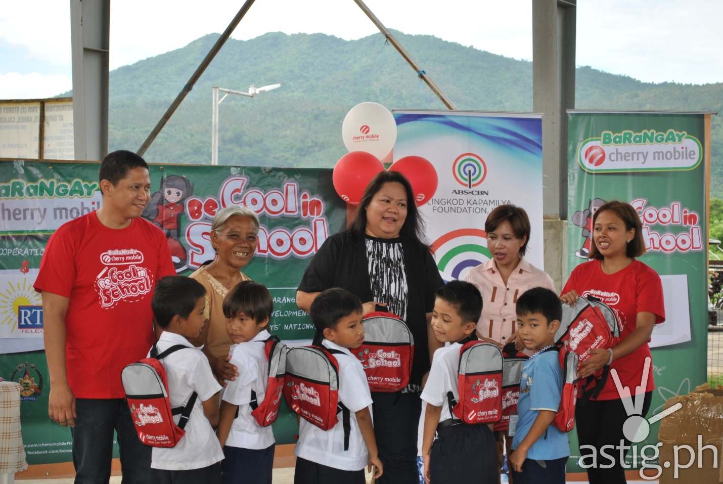 (L-R) Cherry Mobile's Laguna Distributor Ronald Rebong, a parent representative from BayaniJuan, Programa Genio's Representative Cherry Villafuerte, DESA