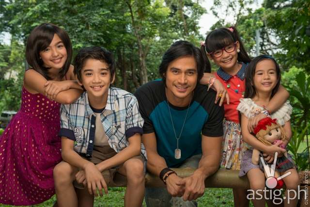 Andrea Brillantes, Zaijan Jaranilla, Piolo Pascual, Xyriel Manabat, and Yesha Camile in Hawak Kamay