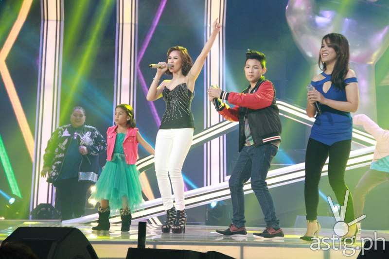 Coach Sarah with Lyca, Darren, Janice Javier, and Klarisse de Guzman during Sunday show's opening number
