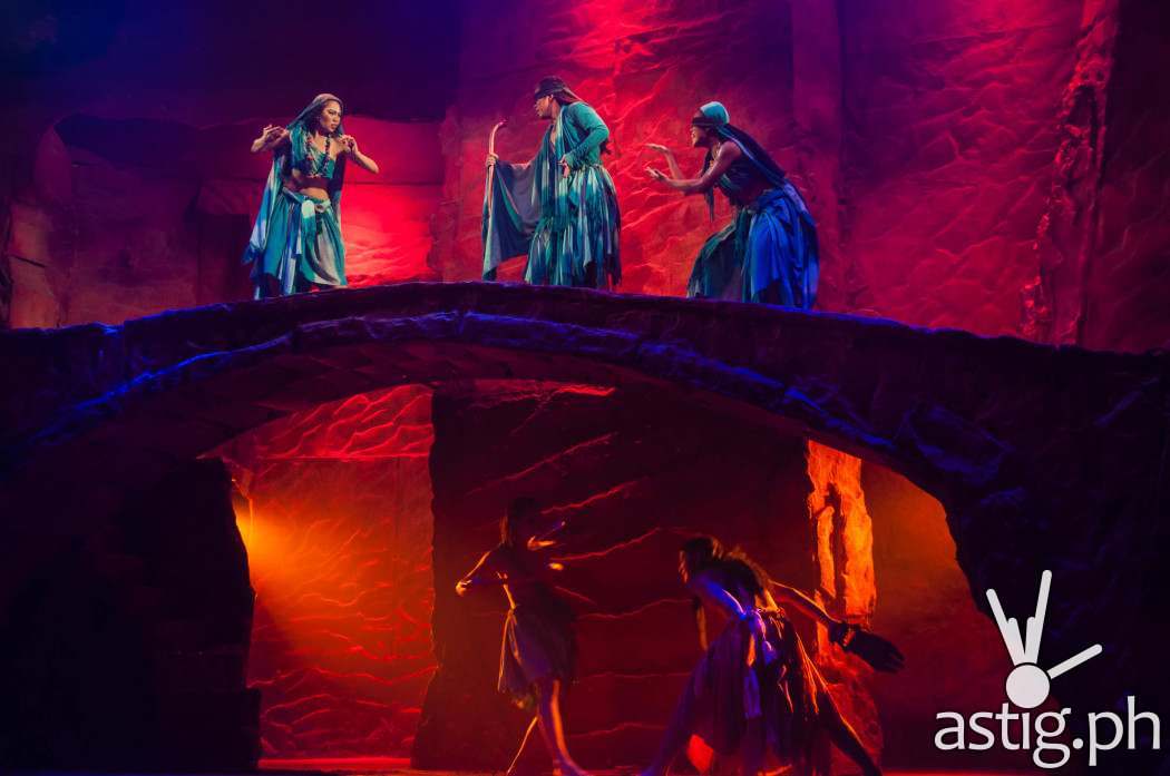 The two families try to avoid war while their sons battle on