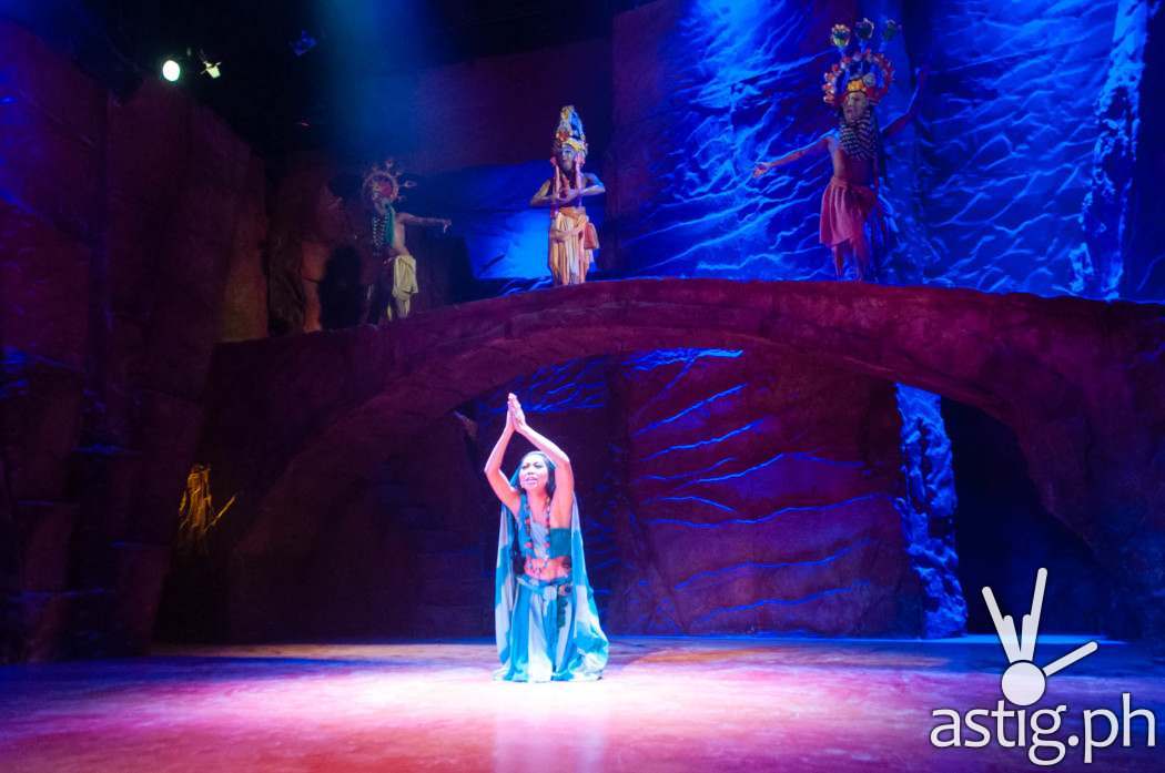 Queen Kunti prays to the gods for a child