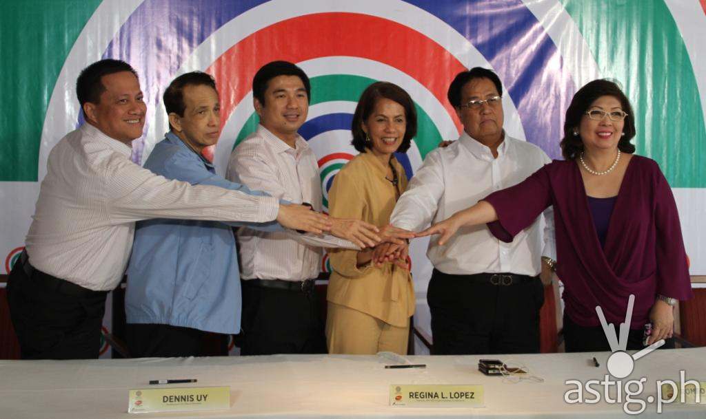 (L-R) Phoenix Petroleum VP for External Affairs & Business Development Atty. Raymond Zorilla; Bayan Academy Chairman & President Prof. Eduardo Morato, Jr., Phoenix Petroleu