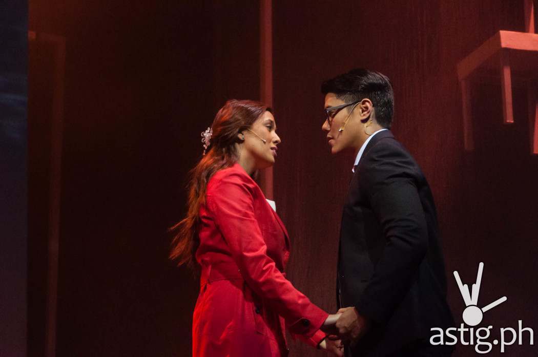 One of the few moments where Jamie and Cathy actually touch when their timelines intersect