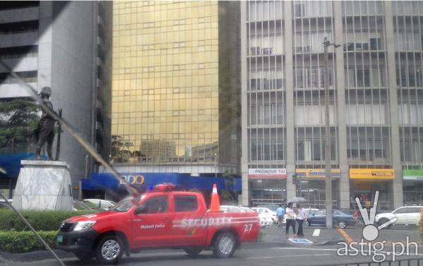 Bomb squad members investigate an an attache case was found inside Mini Stop along Makati Avenue corner Paseo de Roxas Monday noon (via Dennis Cabral Datu)