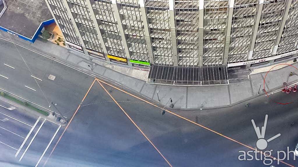 Bomb threat closes off a section of Makati on Monday noon (via Raymond Garcia)