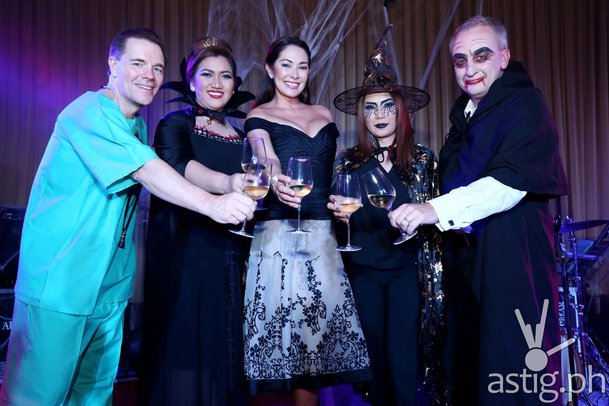 Marriott Cebu’s General Manager Patrick Carroll, Marriott Cebu’s Director of Marketing Cleofe Albiso, TV Personality Ruffa Gutierrez, Marriott Manila’s Director of Marketing Cristy Carreon and Marriott Manila’s General Manager Bruce Winton
