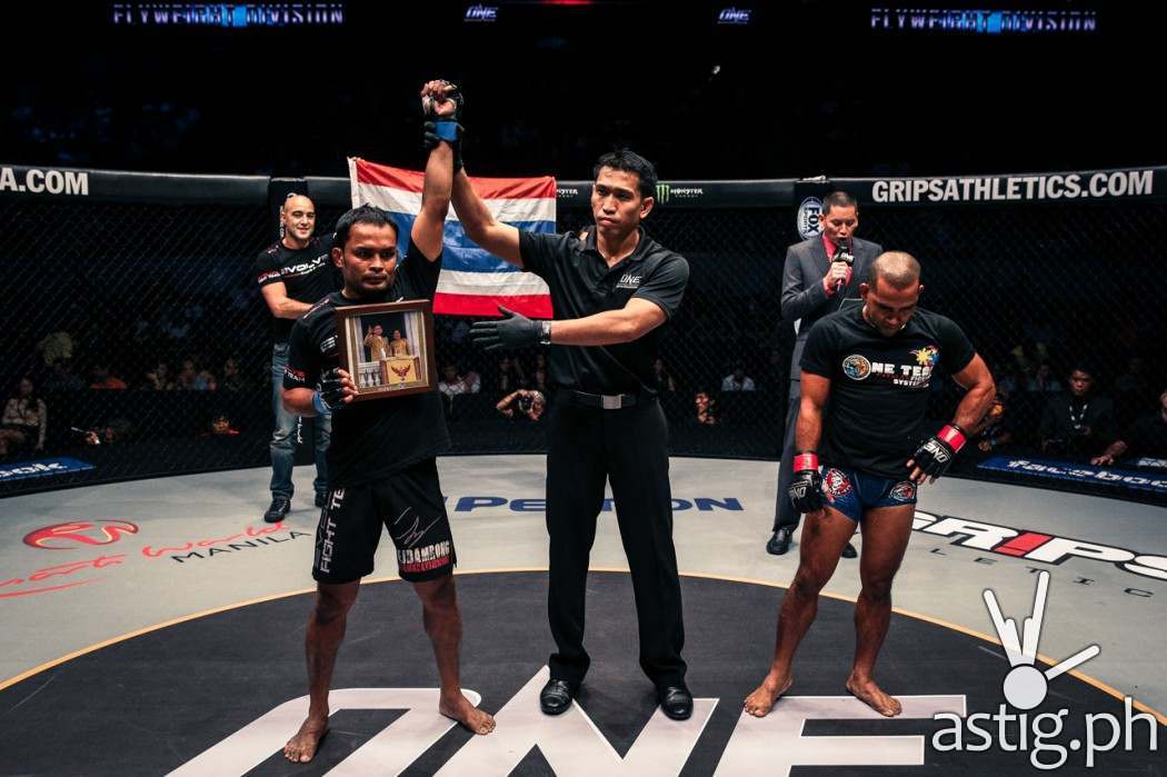 Dejdamrong Sor Amnuaysirichoke wins against Rene Catalan via knockout victory at 2:30 of round 1