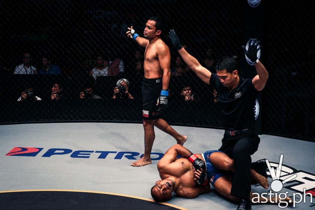 Dejdamrong Sor Amnuaysirichoke sends Rene Catalan to the canvas for a knockout victory in round 1