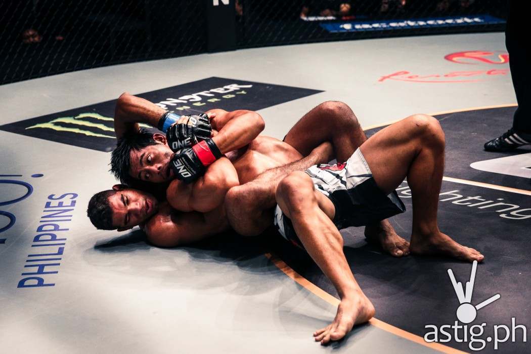 Herbert Burns quickly submits Honorio Banario at 3:59 of round 1