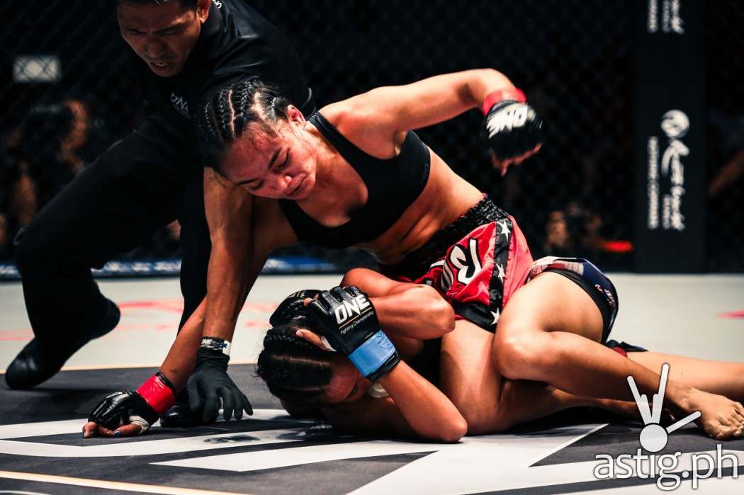 Jujeath Nagaowa mounts Tharoth Sam in the second round, leading to the referee stoppage