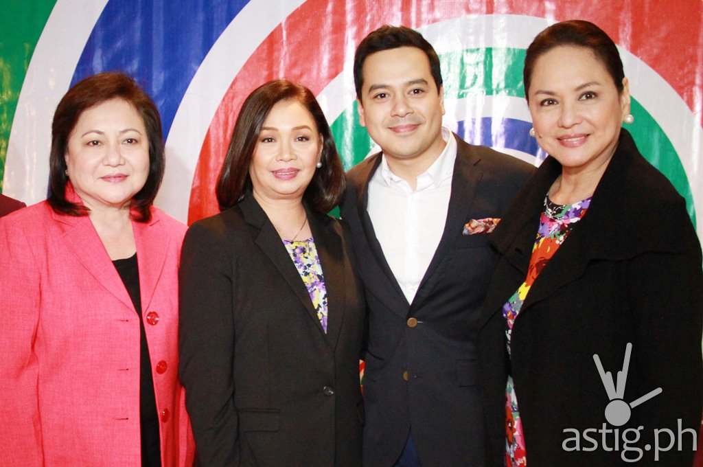 (L-R) Star Creatives head Malou Santos, ABS-CBN broadcast head Cory Vidanes, John Lloyd Cruz, and ABS-CBN president and CEO Charos Santos-Concio
