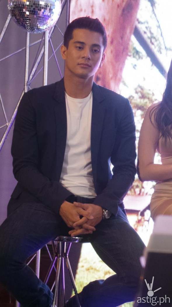 Ejay Falcon bilang Oscar