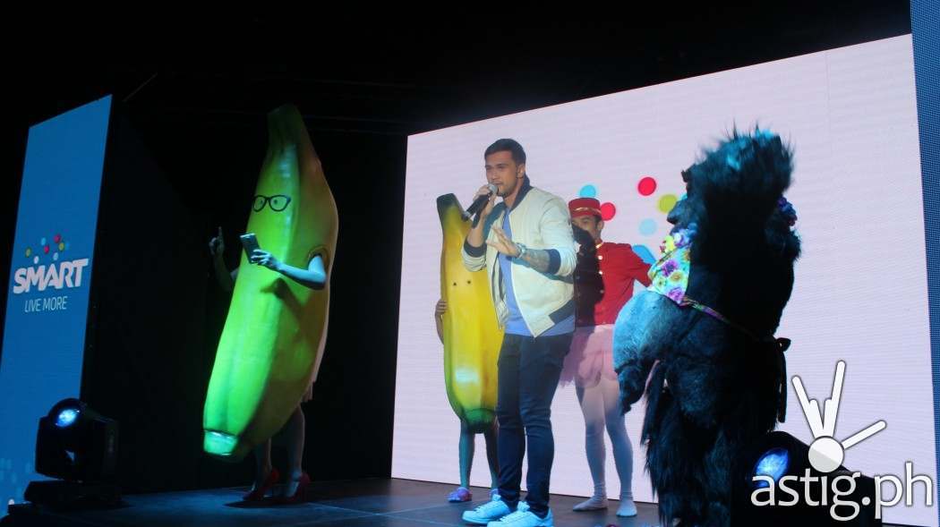 Billy Joe made a surprise appearance at the event and manage to get a a quick Skype Qik with some performers as well