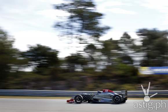Renault 2.0 racing car equipped with MICHELIN tires