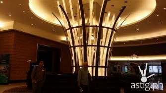 Overall concept of the design is “Bayanihan” a Filipino term for the community spirit – a representation of the Marriott Grand Ballroom as a source of local pride, a symbol of unity and celebration. Its modern and sleek design are accentuated with a touch of Filipino heritage which is evident with the lighted bamboo statement piece at the lobby, complemented with customized pieces by renowned Filipino furniture designer Kenneth Cobunpue.