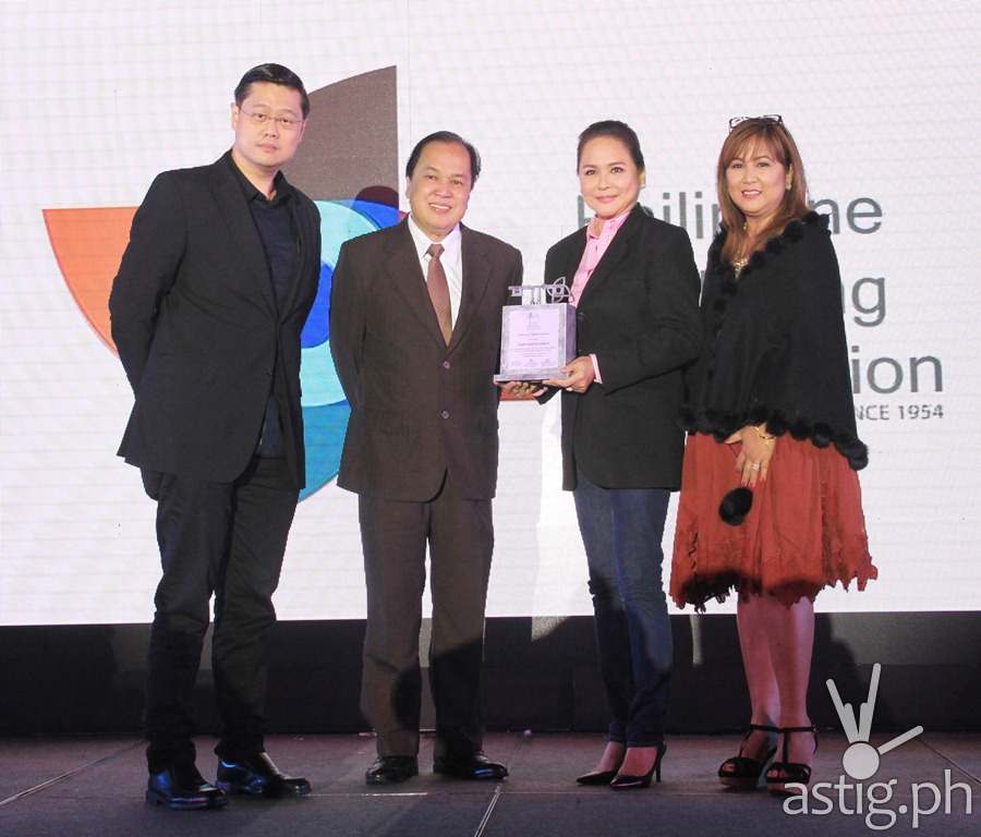 ABS-CBN president and CEO Charo Santos-Concio receives token of appreciation from the Philippine Marketing Association
