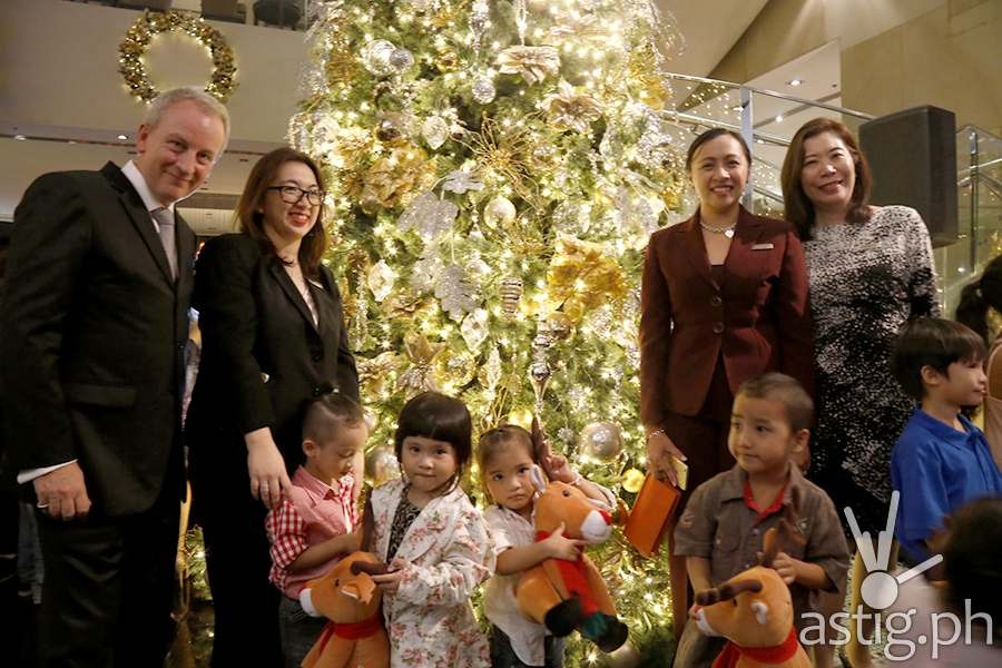 Marriott Manila General Manager Bruce Winton with Executive Team and kids from Operations Smile