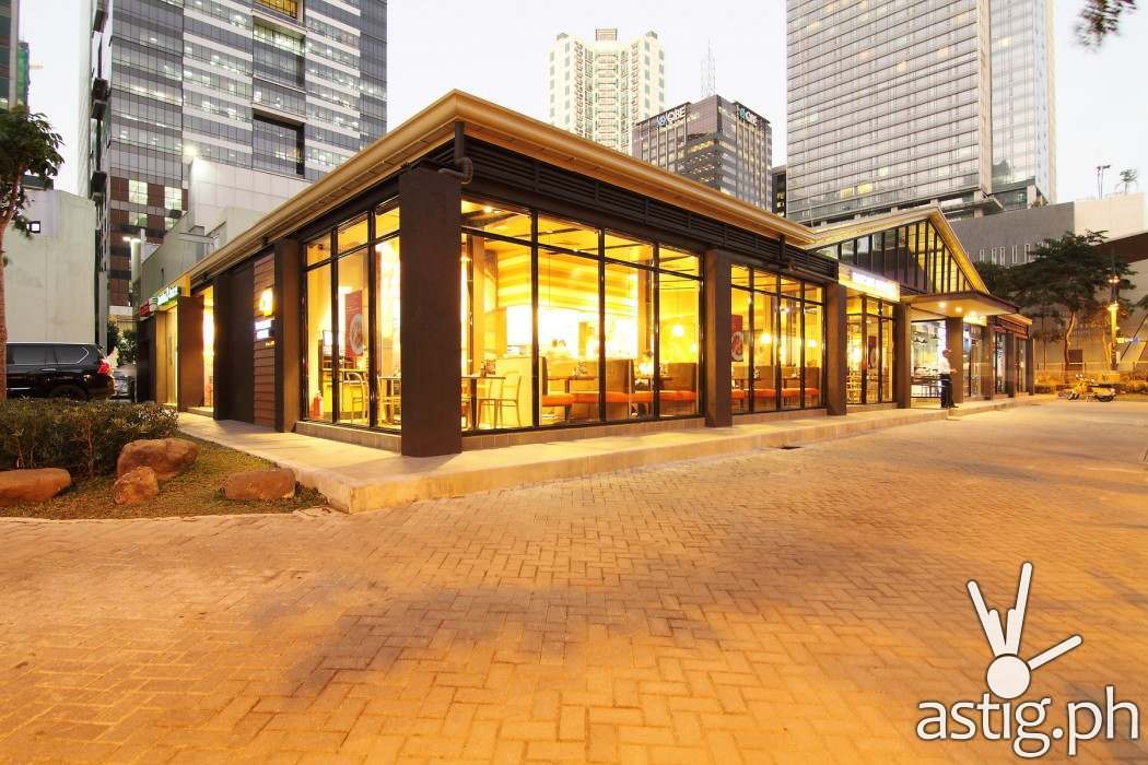Understanding the urban Filipinos distinct dining preferences, Max’s Group, Inc. (MGI) is now venturing into the lifestyle hotspot that is Burgos Circle in Bonifacio Global City to introduce its pioneering shared space, multi-format dining concept, Burgos Eats.