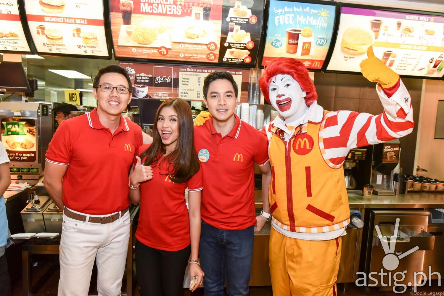(From L-R) McDonald’s President and Chief Executive Officer Kenneth S. Yang, McDonald’s endorsers Maine Mendoza and Alden Richards, and McDonald’s Chief Happiness Officer, Ronald McDonald