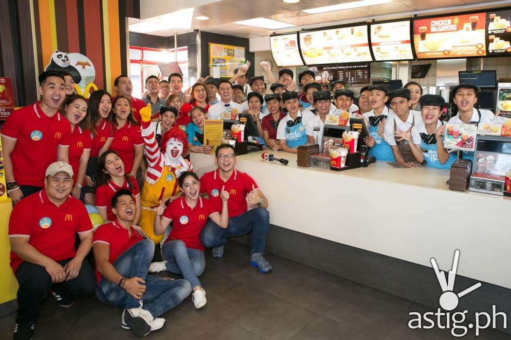 TV5 talents Alwyn Uytingco, Vin Abrenica, and Shaira Mae Dela Cruz with the McDonald’s Reliance crew