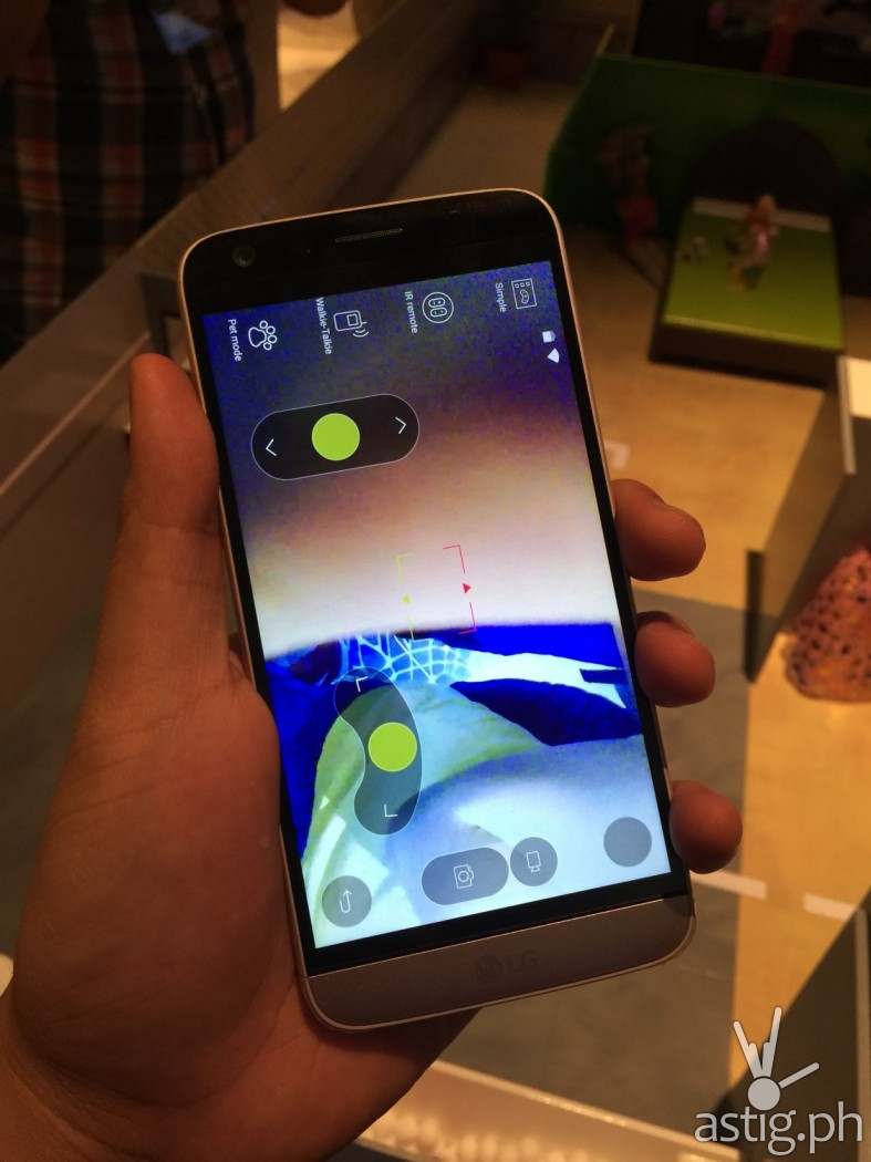 The LG G5 stays faithful to its predecessors by sticking to on-screen buttons to maximize screen real estate