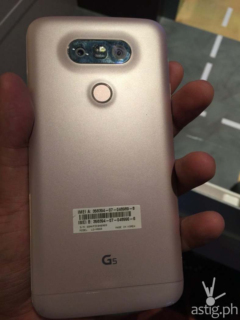 The signature volume rocker is no longer located at the back. Instead, it has been moved to the side - a standard for most smartphones