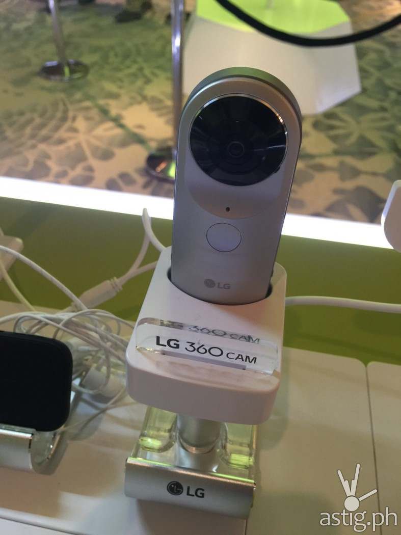 Take amazing VR photos and panoramic shots using the 360 degree camera!