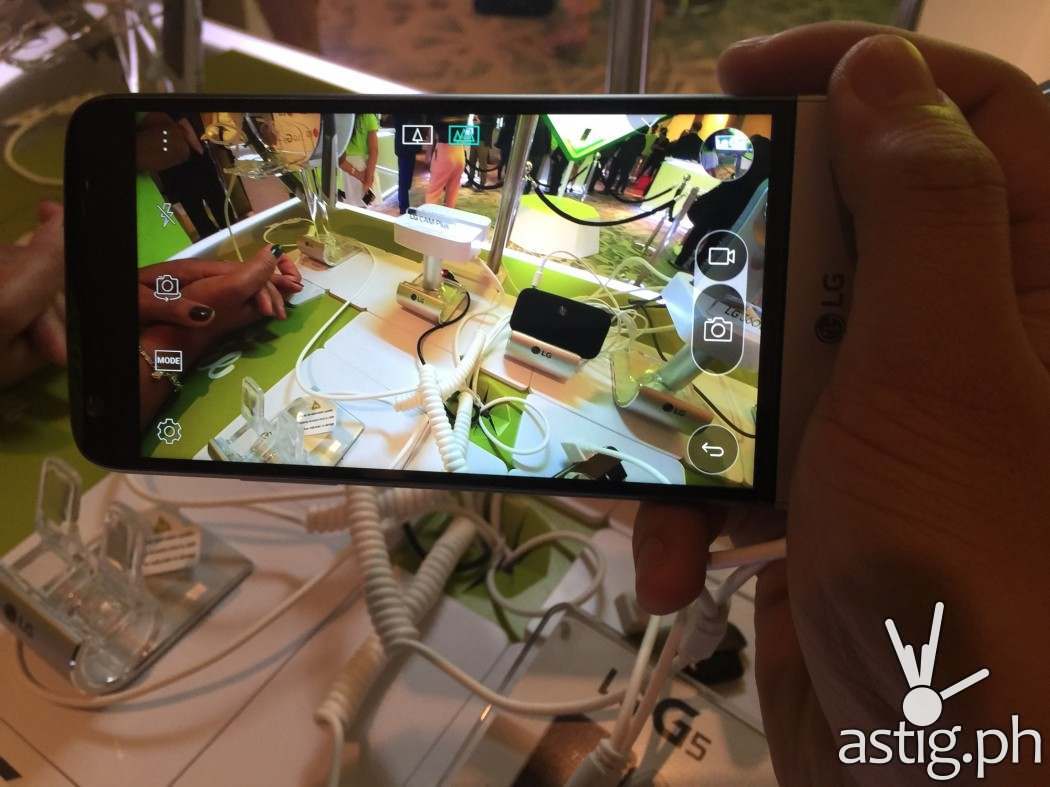 The wide-angle lens lets you take breathtaking landscape pictures on your LG G5