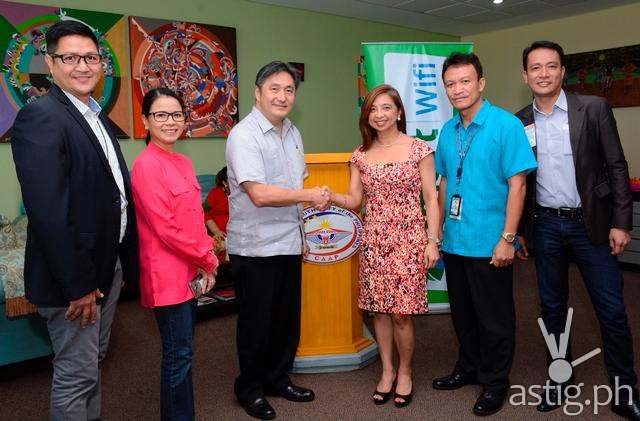 PLDT and Smart strengthen wireless connectivity at the Davao International Airport. In photo are from left, Arnold Dellosa, Head, Smart Regional Development for Mindanao; Regina Pineda, Head, Smart Wifi Marketing and Project Management; Transportation Undersecretary Bobby Lim, Finina Tabuena-Gorres, VP for enterprise customer operations management sector at PLDT and Smart, Davao International Airport manager Efren Nagrama, and Harold Kim Orbase, Head of Enterprise Fulfillment Management at PLDT.