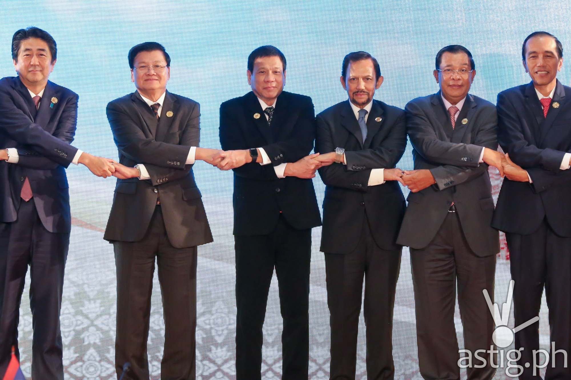 President Rodrigo R. Duterte joins other ASEAN heads of states, holding hands as a symbol of unity, during the second day of the ASEAN Summit at the National Convention Center in Vientiane, Laos on September 7. (KING RODRIGUEZ/PPD)