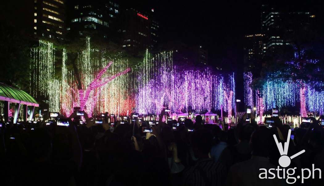 For its 7th year, the country’s financial hub welcomes Christmas 2016 with stunning light installations and sounds by Voltaire de Jesus, Jazz Nicholas, and Mikey Amistoso.