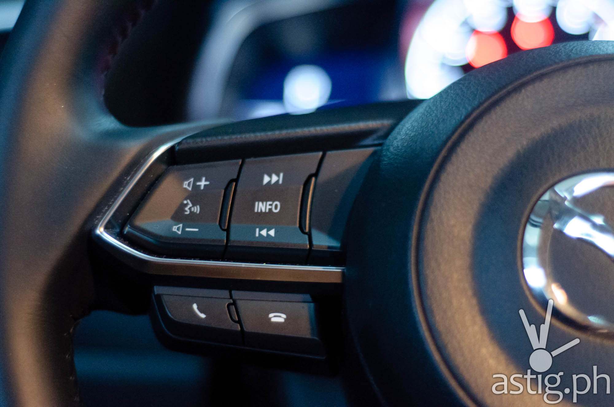 Controls mounted on the steering wheel allow you to pickup calls without removing your eyes from the road - Mazda3 2.0 Sedan 2017 Skyactiv-R