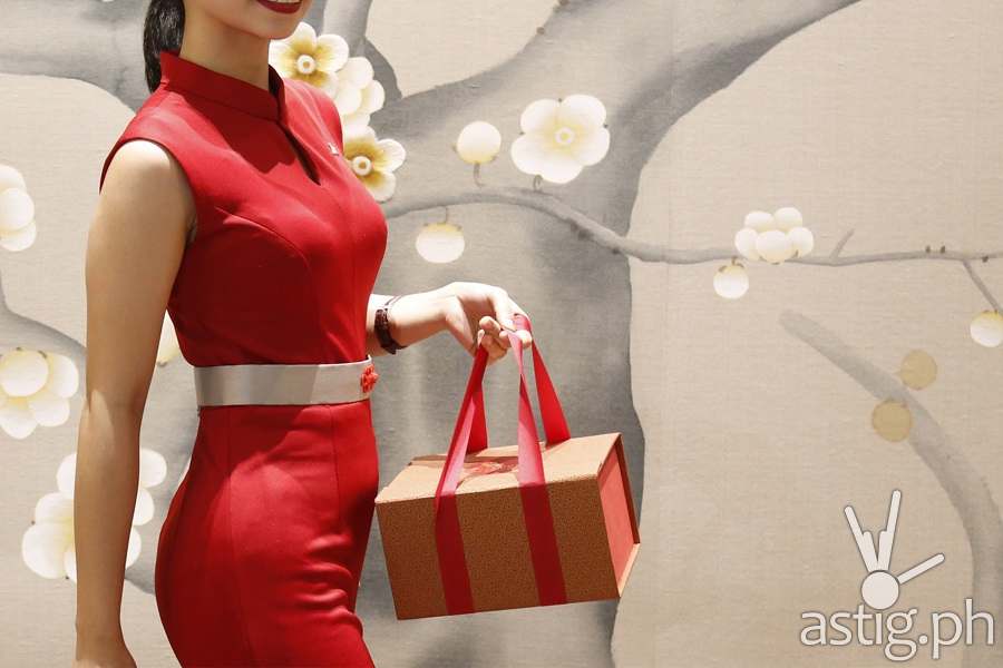 Handy and exquisite Chinese New Year gift box