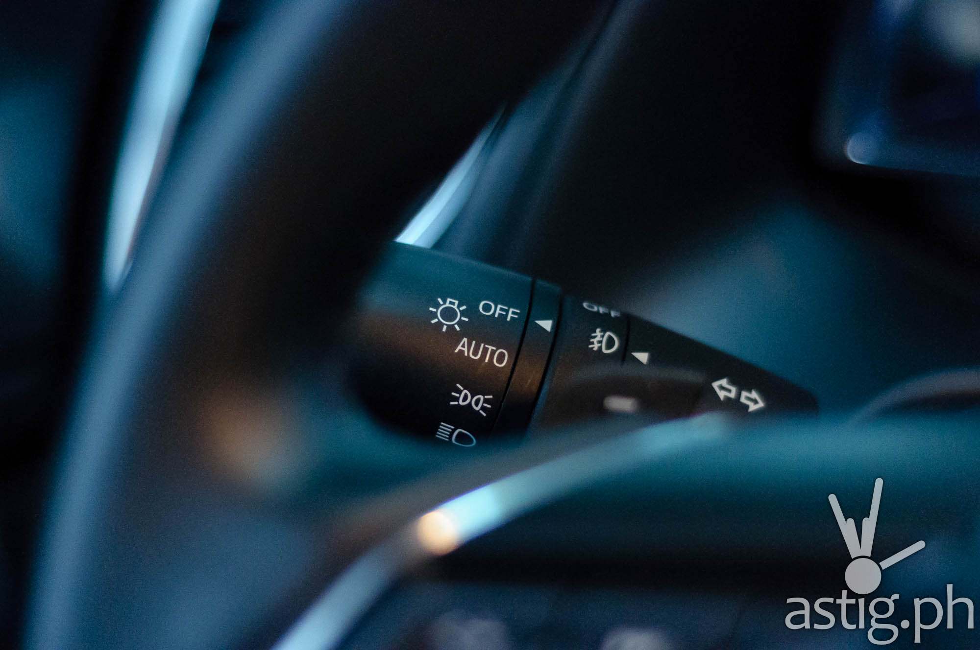 Light sensors automatically activate or deactivate the headlights depending on the situation - Mazda3 2.0 Sedan 2017 Skyactiv-R