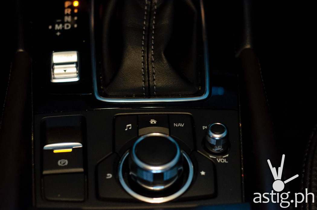 The electronic parking system (EPS) replaces manual handbrakes in the 2017 model - Mazda3 2.0 Sedan 2017 Skyactiv-R