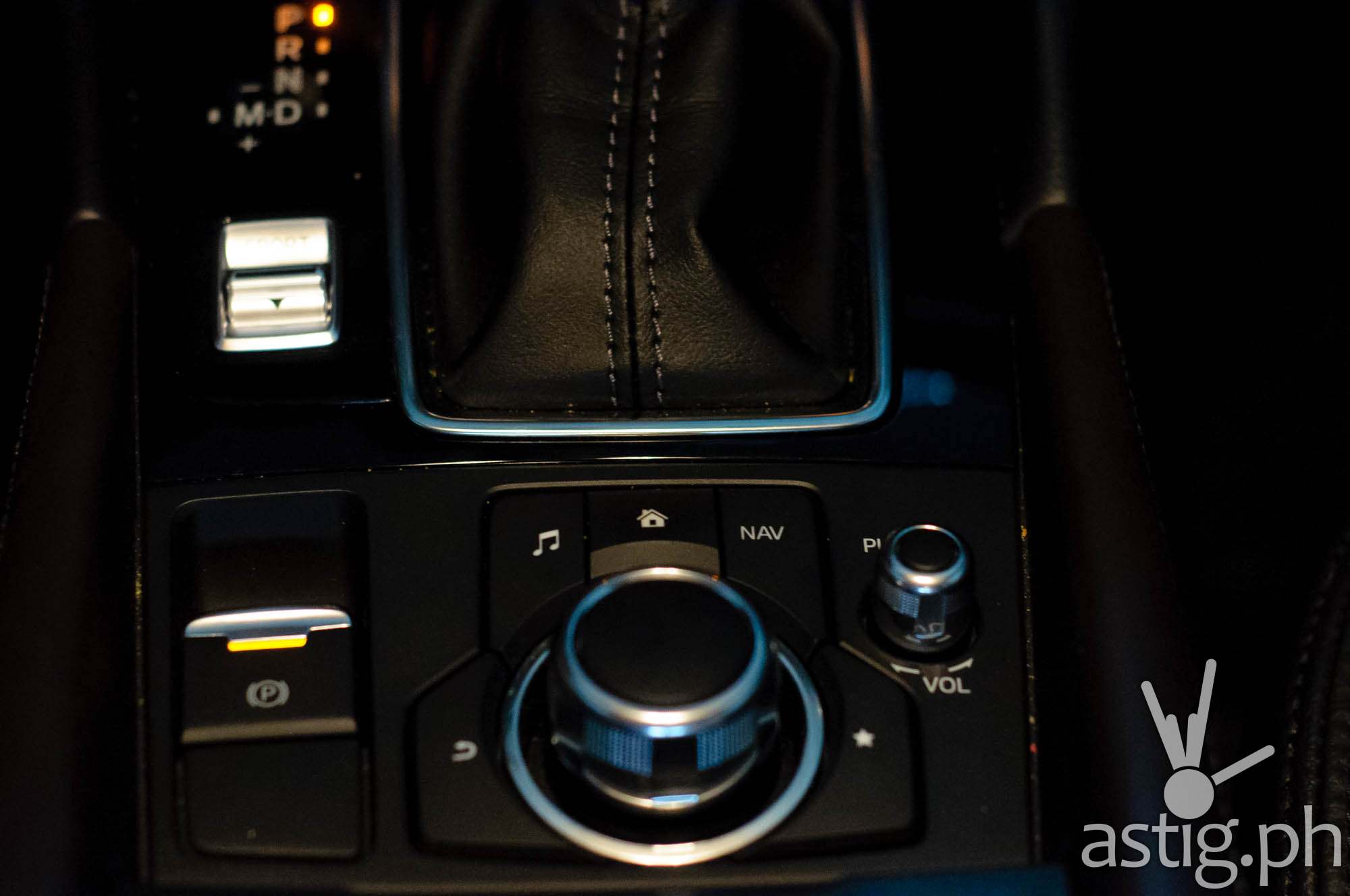 The electronic parking system (EPS) replaces manual handbrakes in the 2017 model - Mazda3 2.0 Sedan 2017 Skyactiv-R