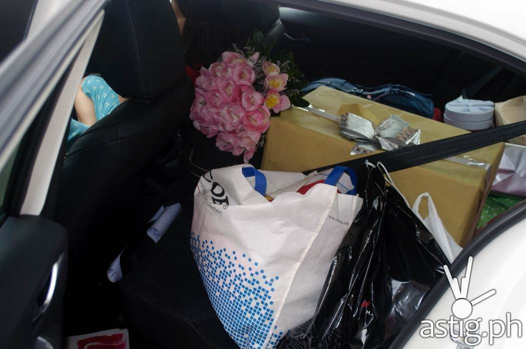 The extended rear cargo space was enough to fit all our stuff after the wedding - Mazda3 2.0 Sedan 2017 Skyactiv-R