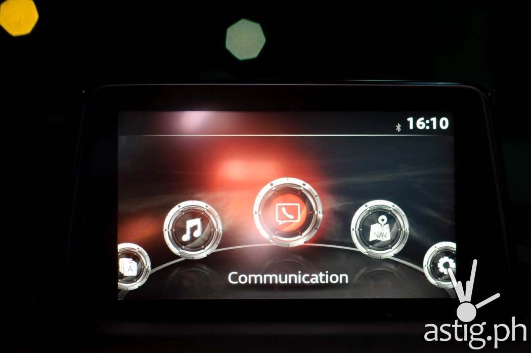 The touch-screen infotainment system lets you make calls and read SMS messages without looking at your phone - Mazda3 2.0 Sedan 2017 Skyactiv-R