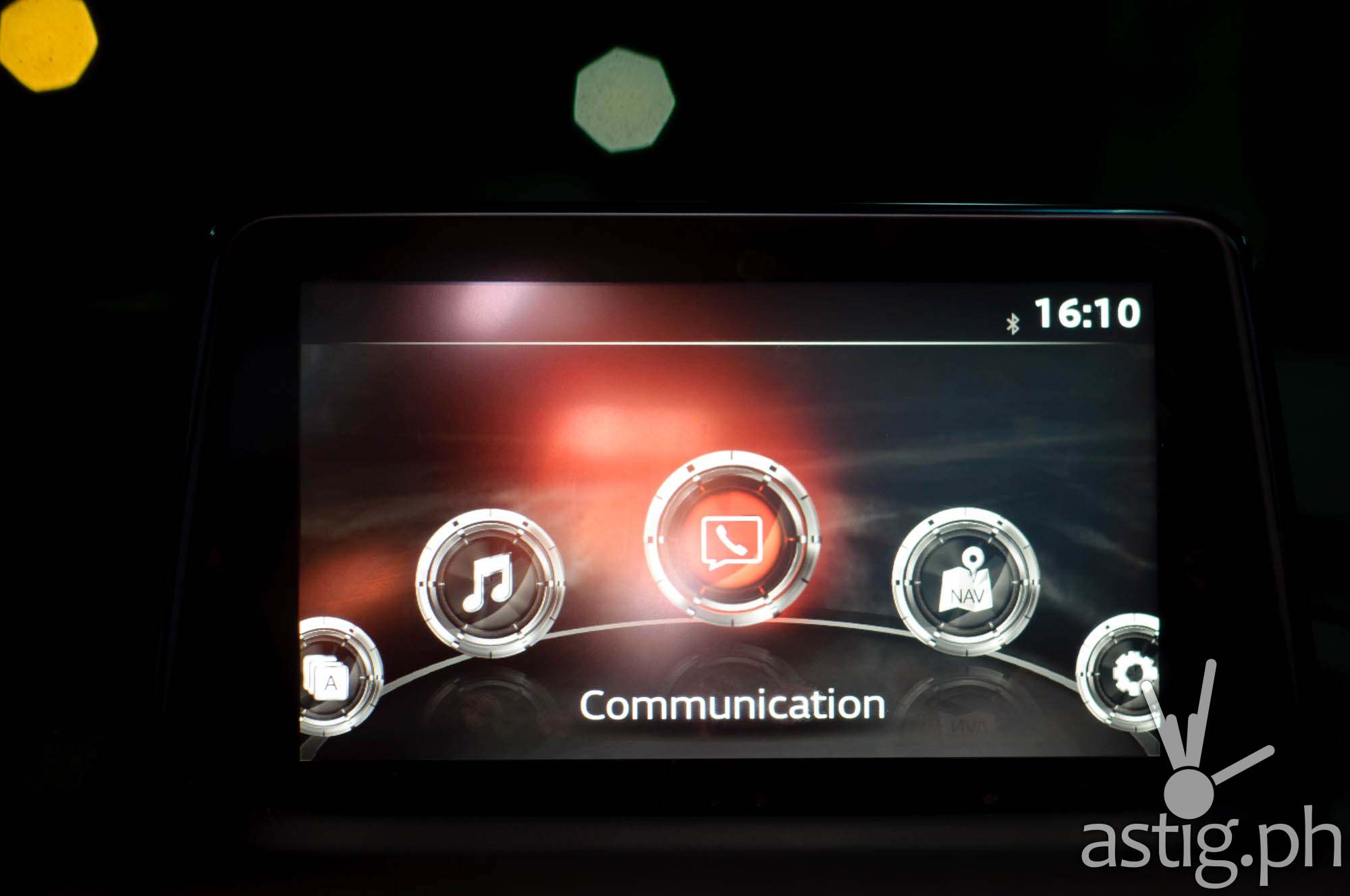 The touch-screen infotainment system lets you make calls and read SMS messages without looking at your phone - Mazda3 2.0 Sedan 2017 Skyactiv-R
