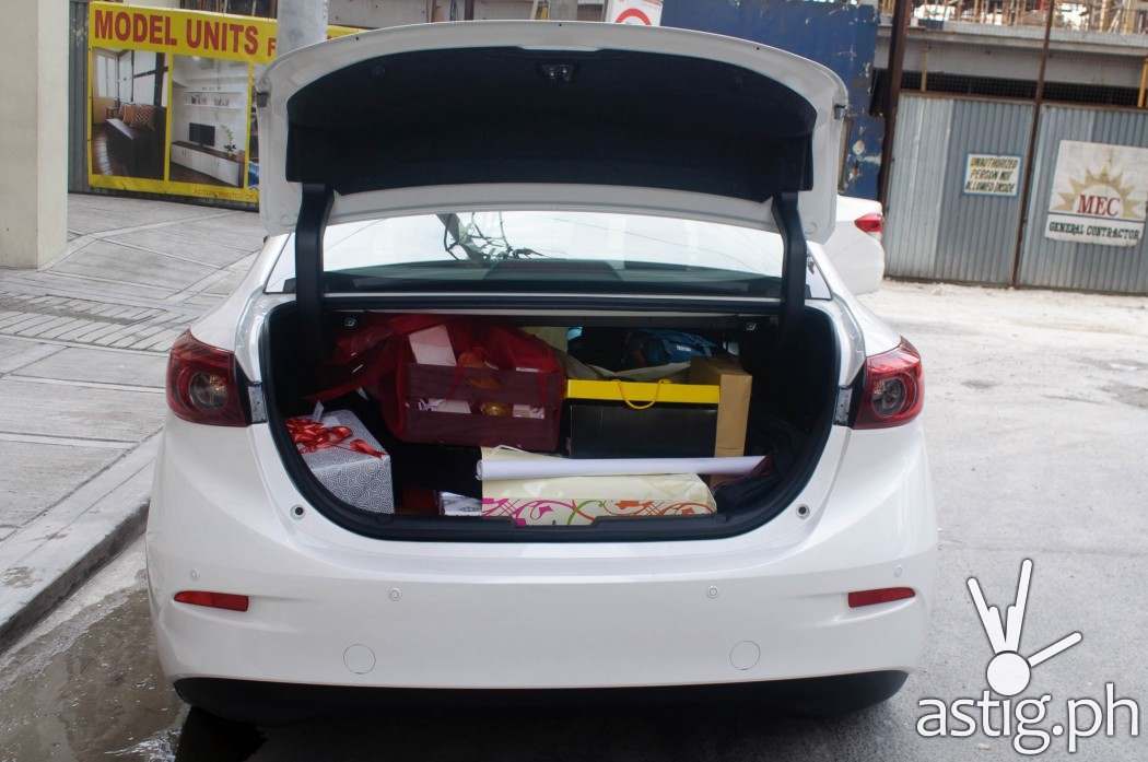 The trunk was loaded with gifts after our wedding - Mazda3 2.0 Sedan 2017 Skyactiv-R