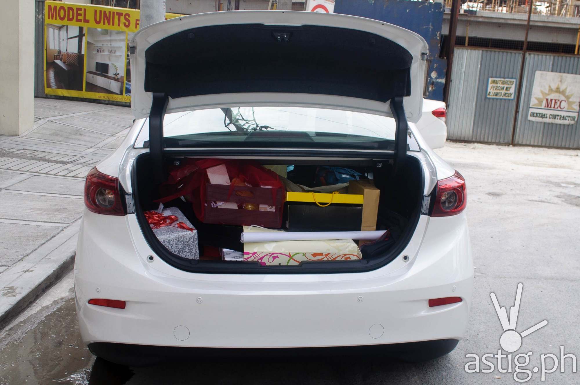 The trunk was loaded with gifts after our wedding - Mazda3 2.0 Sedan 2017 Skyactiv-R
