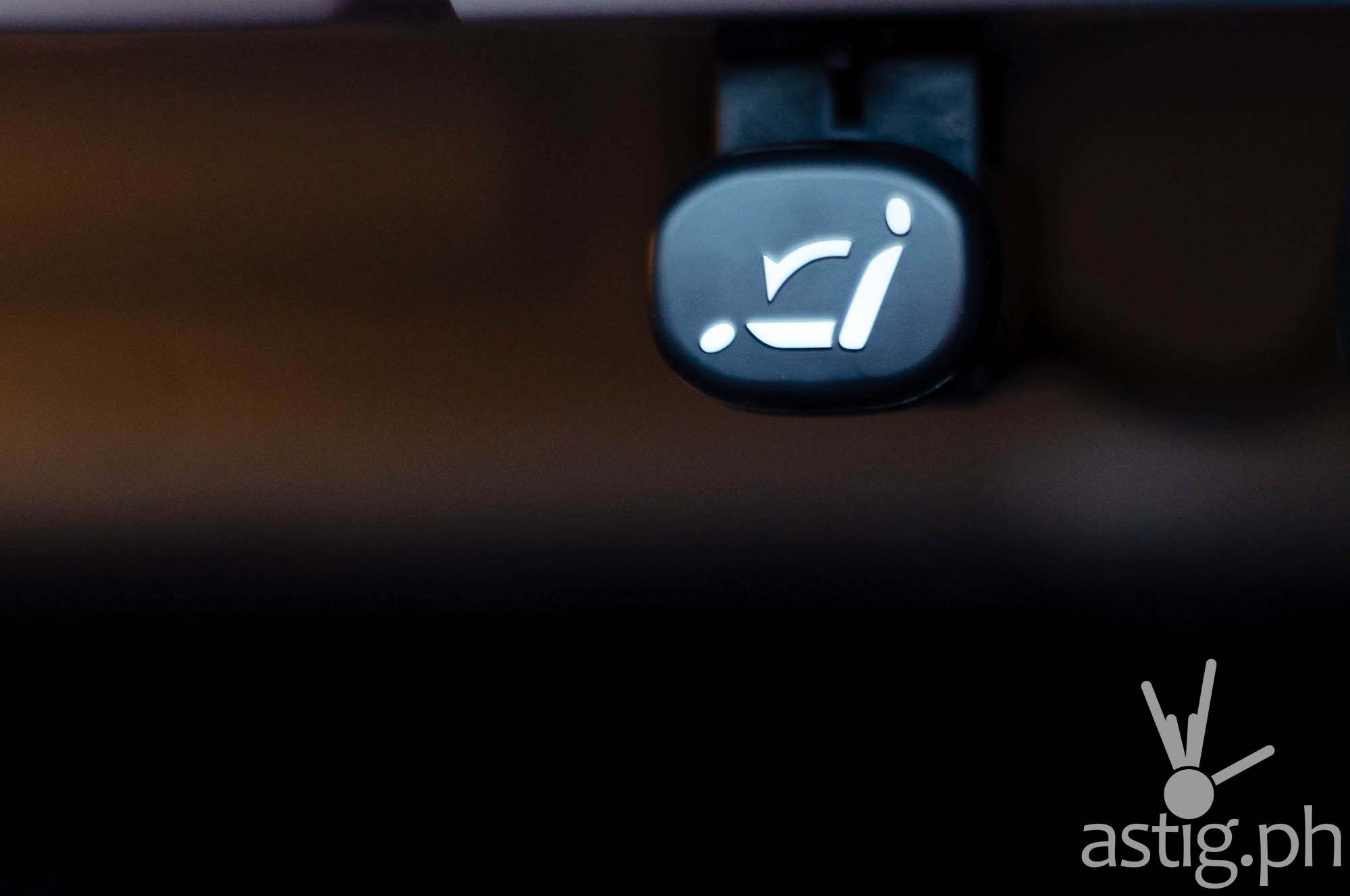 Two release levers can be pulled in order to fold the rear seats - Mazda3 2.0 Sedan 2017 Skyactiv-R