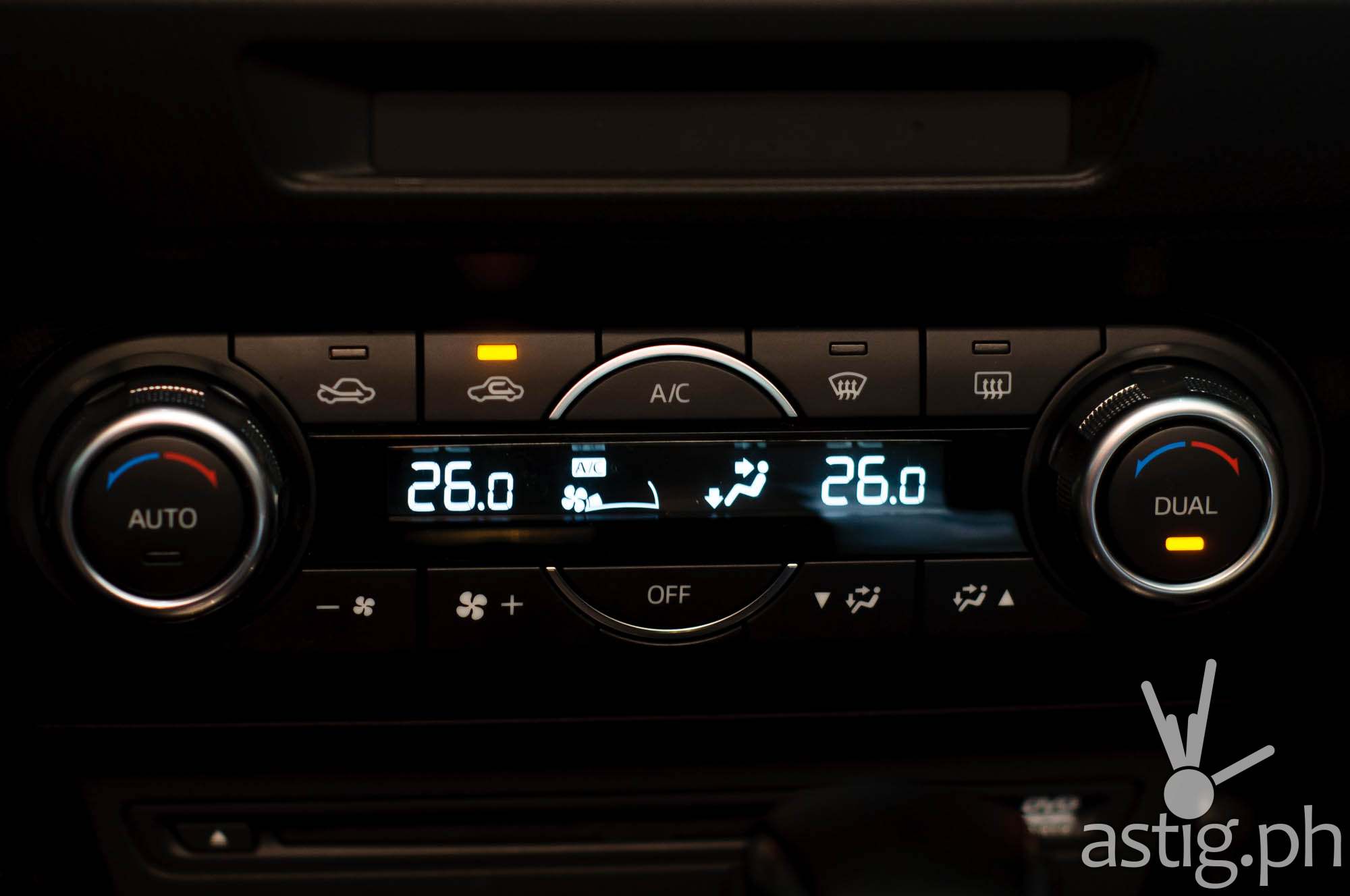 Updated digital air conditioning controls are a new feature in the 2017 model - Mazda3 2.0 Sedan 2017 Skyactiv-R