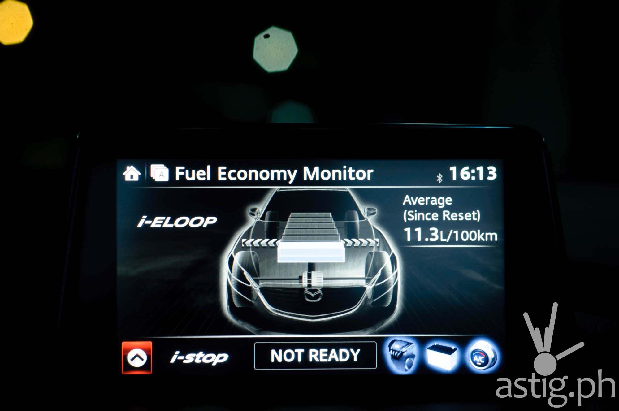 i-Stop system automatically cuts the engine once there is enough stored power - Mazda3 2.0 Sedan 2017 Skyactiv-R