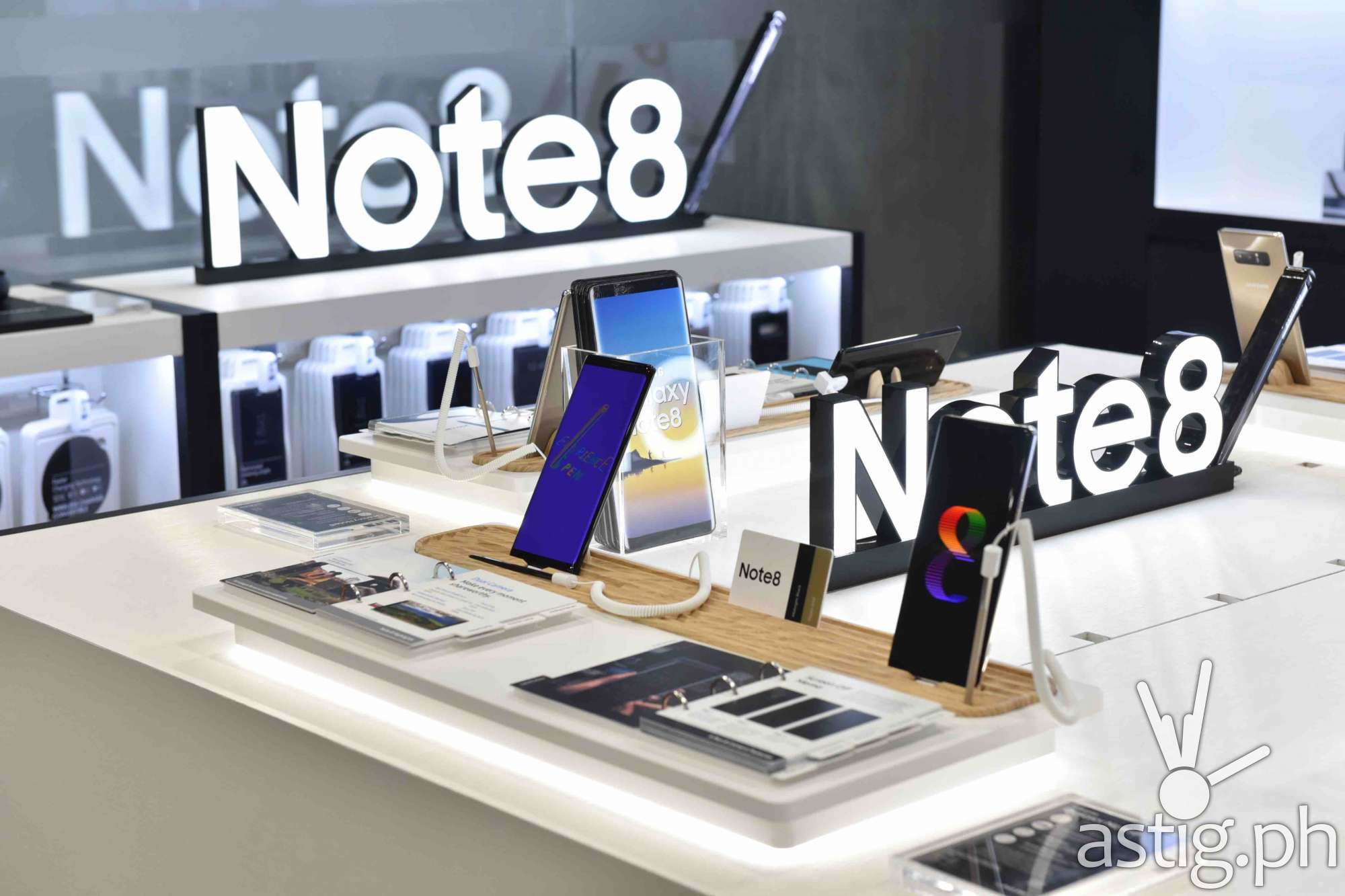 Inside the Samsung Galaxy Studio, you can experience firsthand how the Galaxy Note8’s features are brought to life through the different areas—Gear VR 4D Theater, IP68 Liquid Canvas, and Art Zone.