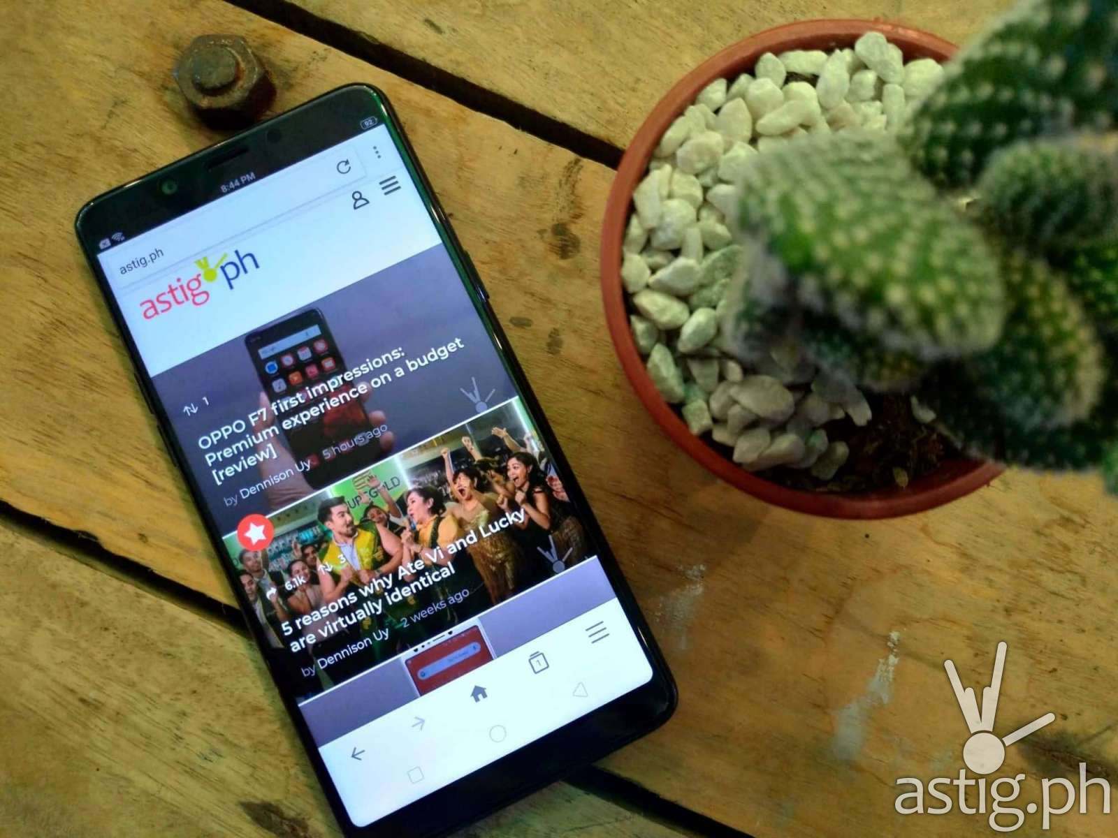 OPPO F7 Youth front showing screen