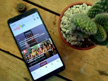 OPPO F7 Youth front showing screen