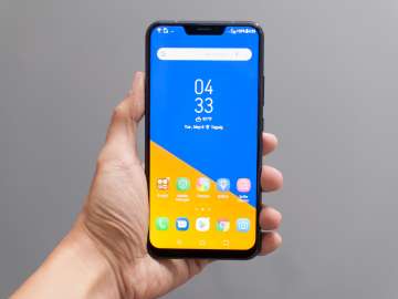 Zenfone 5 front hand-held