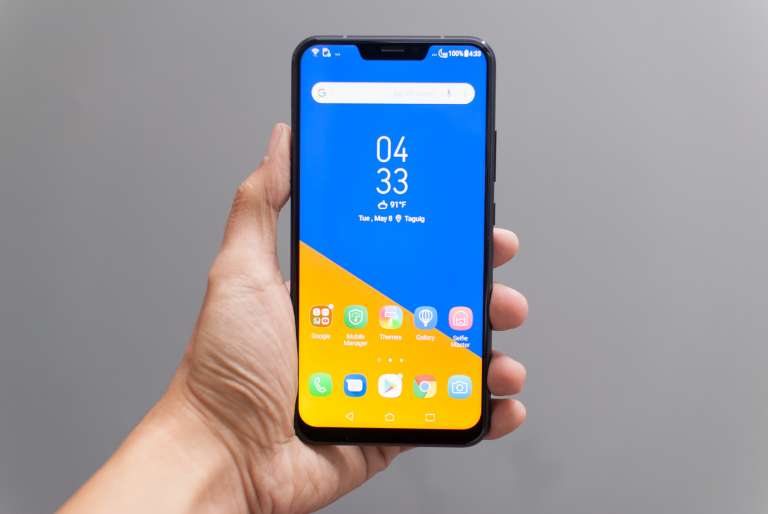 Zenfone 5 front hand-held